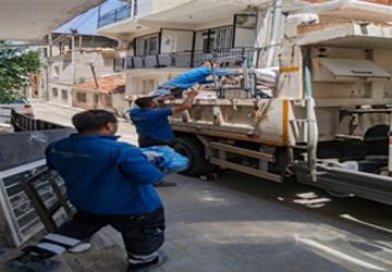 İzmir Büyükşehir Belediyesi evi zarar gören aileyi Uzundere konutlarına taşıdı