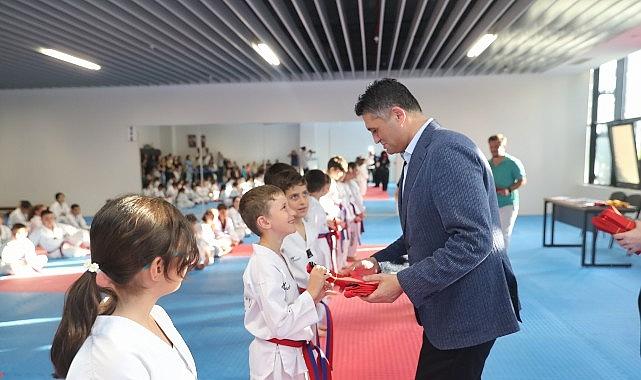 Aliağa Belediyesi Taekwondo Kursunun Sporcuları Kuşak Atladı Aliağa Belediyesi Taekwondo Kursunun Sporcuları Kuşak Atladı
