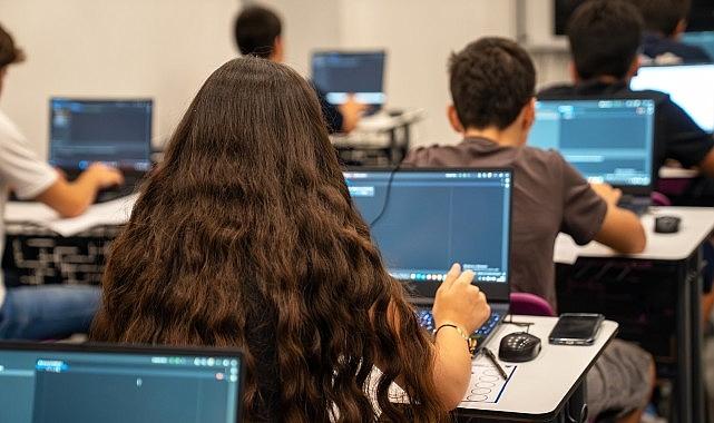Gençler İBBTech Teknoloji Takımı'nın Seçmeleri İçin Yarıştı Gençler İBBTech Teknoloji Takımı'nın Seçmeleri İçin Yarıştı