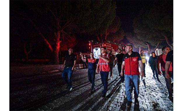 Ekipler Doğanbey'de yerleşim yerlerindeki yangını kontrol altına aldı Ekipler Doğanbey'de yerleşim yerlerindeki yangını kontrol altına aldı