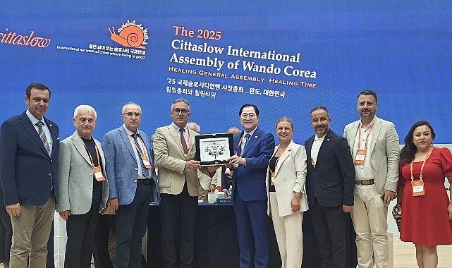 Cittaslow Fikir Maratonu ödülü Başkan Böcek'e takdim edildi Cittaslow Fikir Maratonu ödülü Başkan Böcek'e takdim edildi