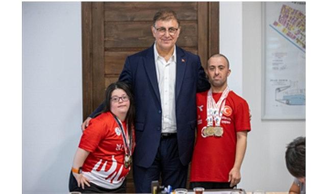 Başkan Tugay, İzmir'in gururu Büyükşehir sporcularını ağırladı Başkan Tugay, İzmir'in gururu Büyükşehir sporcularını ağırladı