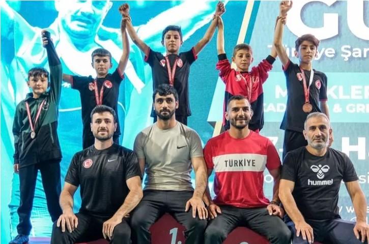 Konya Karatay’ın güreşçilerinden Türkiye Şampiyonası’nda büyük başarı Konya Karatay’ın güreşçilerinden Türkiye Şampiyonası’nda büyük başarı