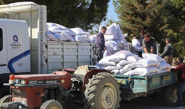 Büyükşehir'den yem desteğiyle süt üretimine güçlü katkı Büyükşehir'den yem desteğiyle süt üretimine güçlü katkı