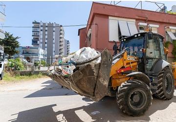 Yenişehir Belediyesi “çöp ev" niteliğindeki meskenden 10 kamyon çöp çıkardı