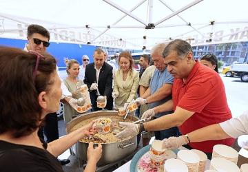 Konak'ta aşure bereketi: Başkan Mutlu'dan vatandaşlara ikram