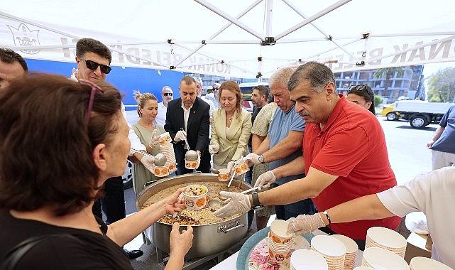 Konak'ta aşure bereketi: Başkan Mutlu'dan vatandaşlara ikram Konak'ta aşure bereketi: Başkan Mutlu'dan vatandaşlara ikram
