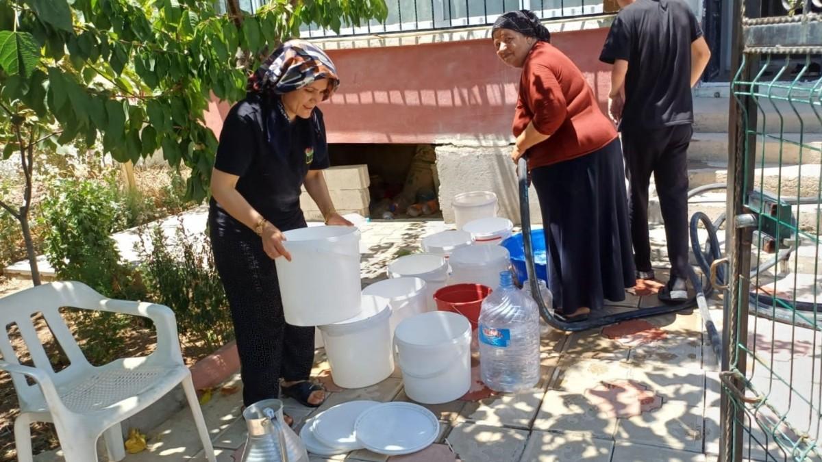 Adıyaman’da su kesintileri vatandaşı taşıma suya mecbur bıraktı Adıyaman’da su kesintileri vatandaşı taşıma suya mecbur bıraktı
