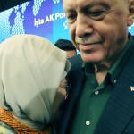 Erdoğan'ın tarihi konuşmasında gözyaşları sel oldu, Emine Erdoğan eşinin omzunda ağladı