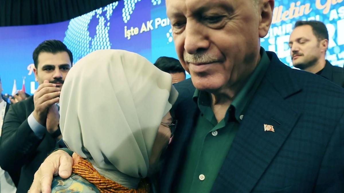 Erdoğan'ın tarihi konuşmasında gözyaşları sel oldu, Emine Erdoğan eşinin omzunda ağladı Erdoğan'ın tarihi konuşmasında gözyaşları sel oldu, Emine Erdoğan eşinin omzunda ağladı