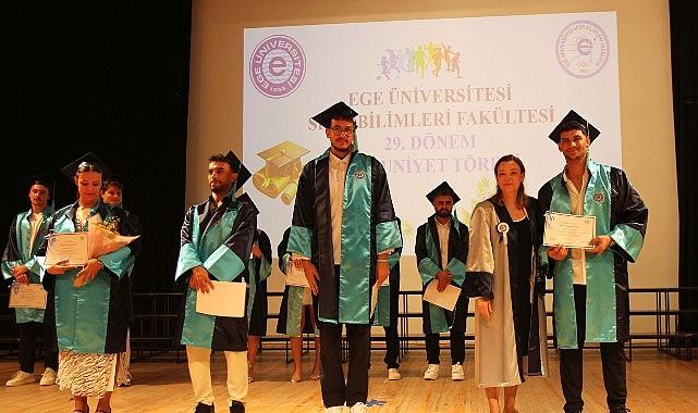 Ege Üniversitesi Spor Bilimleri Fakültesi mezunlarını coşkuyla uğurladı Ege Üniversitesi Spor Bilimleri Fakültesi mezunlarını coşkuyla uğurladı
