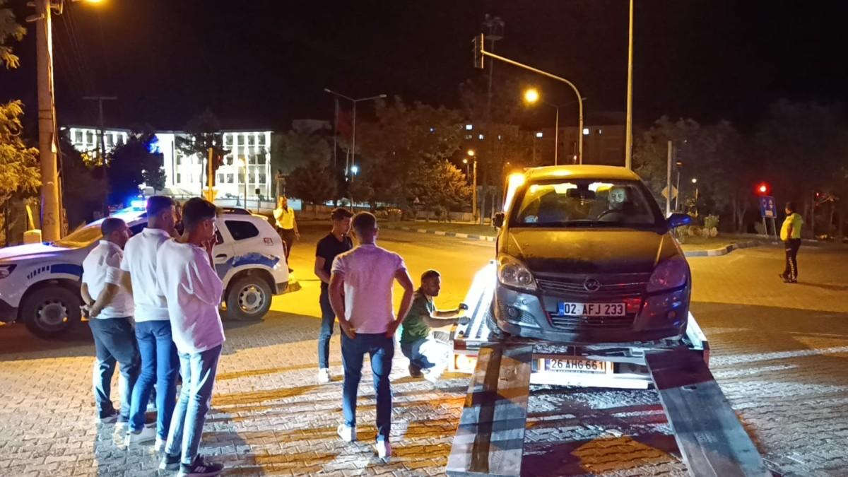 Otomobille hafif ticari araç çarpıştı: 4 yaralı - Videolu Haber Otomobille hafif ticari araç çarpıştı: 4 yaralı - Videolu Haber