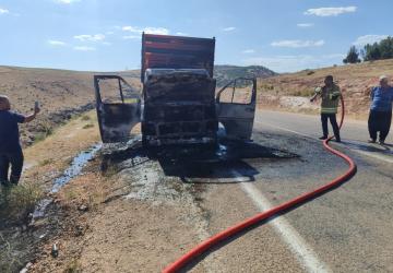 Besni'de arızalı araç taşıyan çekici alev alev yandı - Videolu Haber