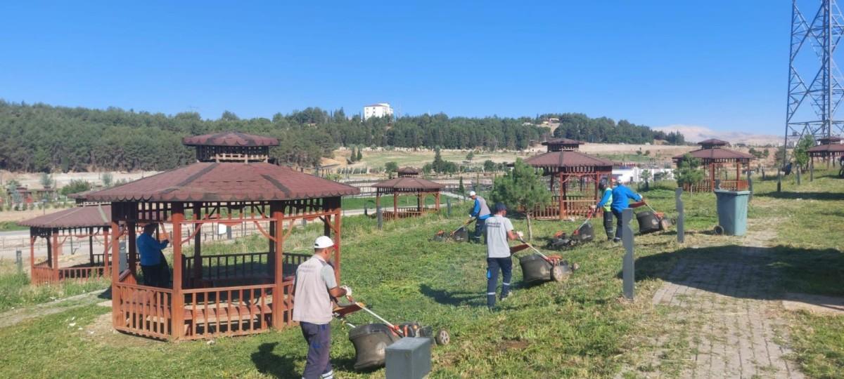 Adıyaman Belediyesi’nden yaz aylarında yeşil alanlara özel bakım Adıyaman Belediyesi’nden yaz aylarında yeşil alanlara özel bakım