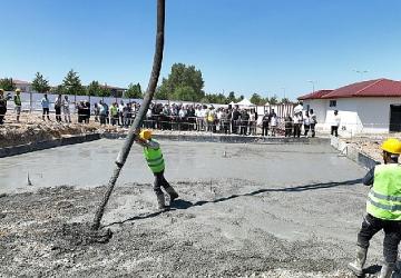 Sıcak Çermik'te kadın ve erkek havuzlar için ilk beton atıldı