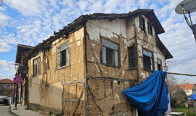 Gölcük'te Korunması Gereken Kültür Varlığı Binanın Restorasyonu Devam Ediyor Gölcük'te Korunması Gereken Kültür Varlığı Binanın Restorasyonu Devam Ediyor