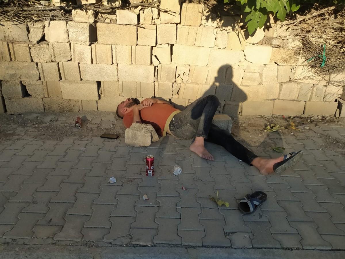 Adıyaman’da madde kullanan şahıs emniyet binası karşısında yere yığıldı Adıyaman’da madde kullanan şahıs emniyet binası karşısında yere yığıldı