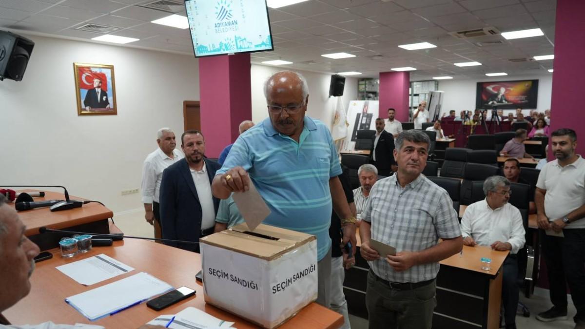 Kazım Tanrıverdi istifa ettiğini açıkladı, bir saat sonra meclis üyeliğini de bıraktı: ‘AK Parti’nin ve davamın yanındayım’ - Videolu Haber
