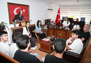 Sınavda derece yapan öğrencilerden protokole ziyaret