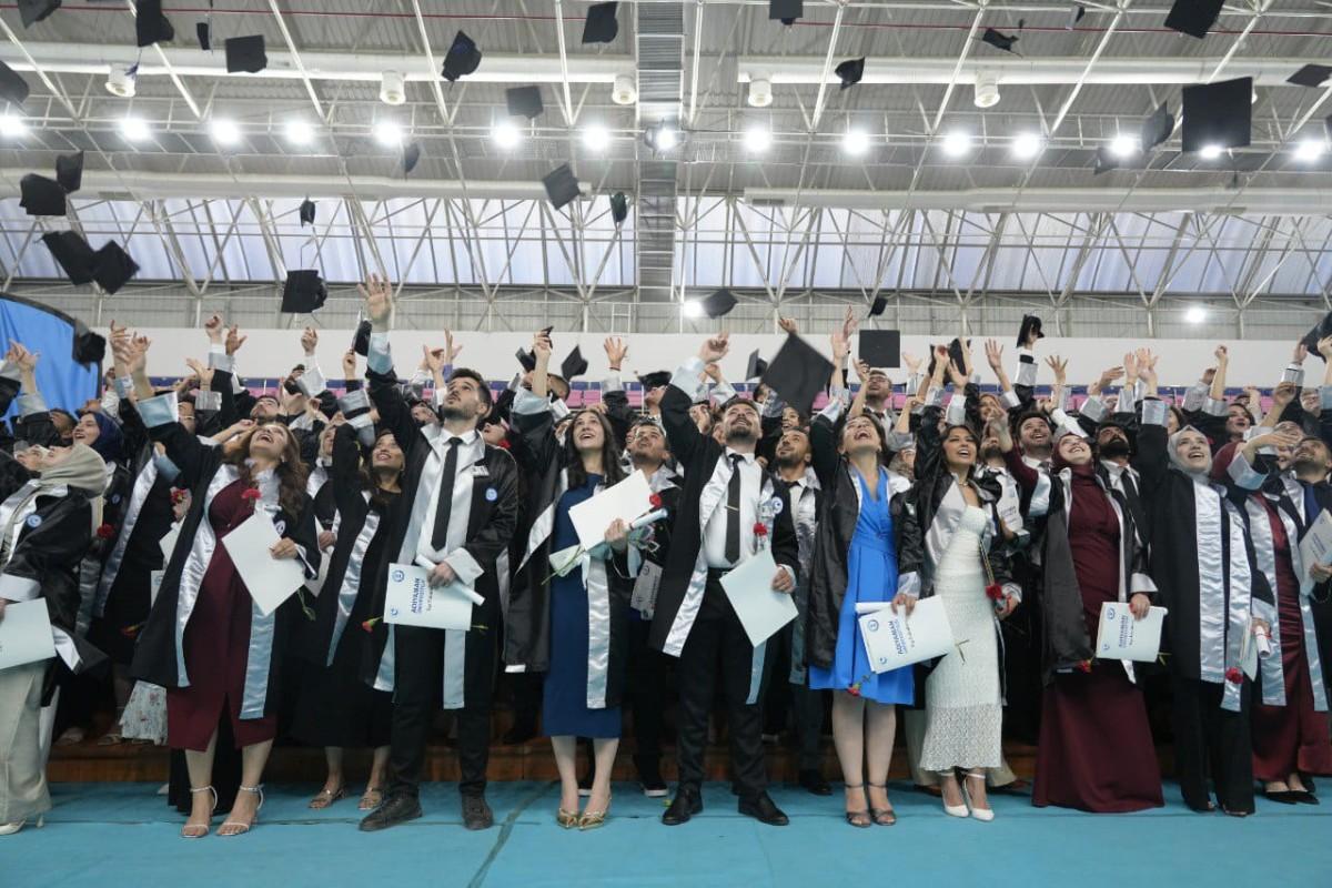 Adıyaman Üniversitesi Tıp Fakültesi 7. dönem mezunlarını gururla uğurladı Adıyaman Üniversitesi Tıp Fakültesi 7. dönem mezunlarını gururla uğurladı