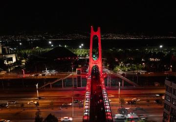 Kocaeli'de üst geçitler al bayrağın renkleriyle ışıldadı
