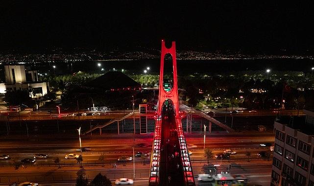 Kocaeli'de üst geçitler al bayrağın renkleriyle ışıldadı Kocaeli'de üst geçitler al bayrağın renkleriyle ışıldadı