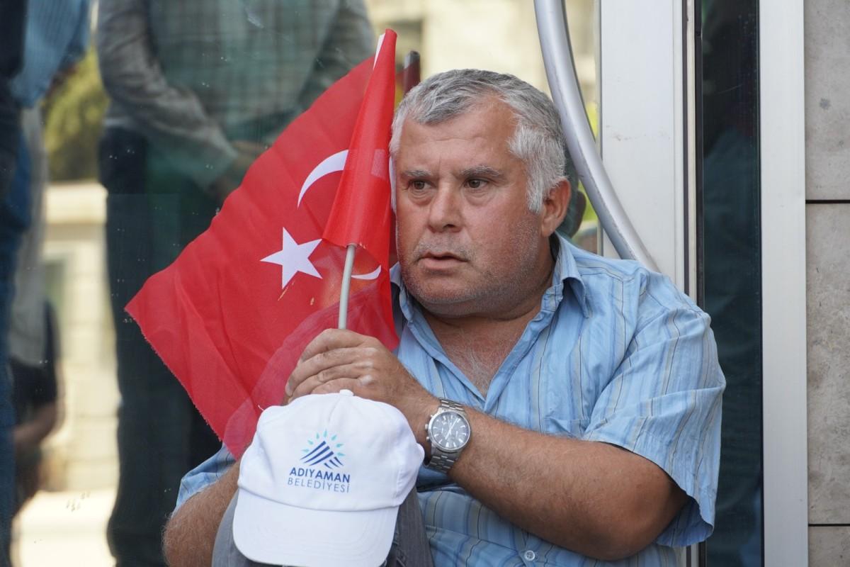 Adıyaman’da Tutdere nöbeti: Belediye binası önünde dualar, bayrak nöbeti ve protesto hazırlığı Adıyaman’da Tutdere nöbeti: Belediye binası önünde dualar, bayrak nöbeti ve protesto hazırlığı