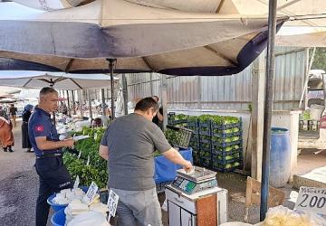 Zabıta Ekiplerinden Pazarlarda Tartı Denetimi
