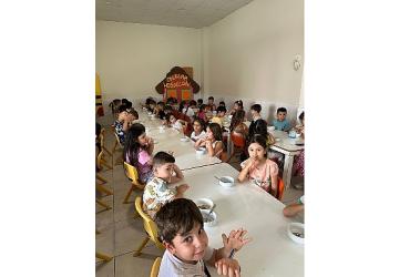 Minik öğrencilere aşure ikramı