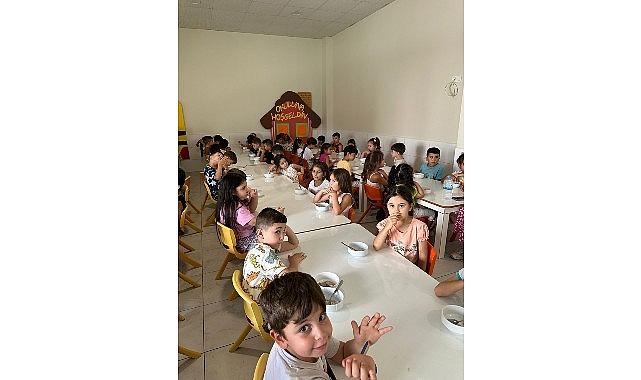 Minik öğrencilere aşure ikramı Minik öğrencilere aşure ikramı