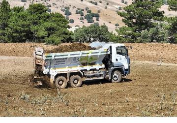 Selçuklu Belediyesi Üreticilere Kamyon Üzeri Gübre Dağıtım Makinesi ile Kolaylık Sağlıyor