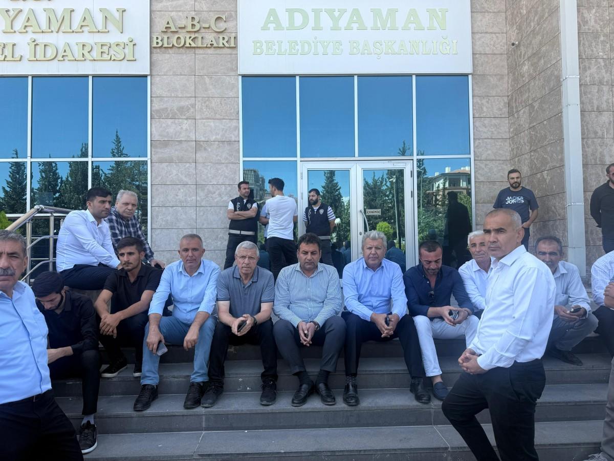 Adıyaman Belediye Başkanı Abdurrahman Tutdere gözaltına alındı Adıyaman Belediye Başkanı Abdurrahman Tutdere gözaltına alındı