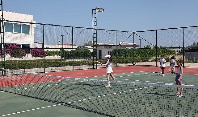 Büyükşehir Belediyesi Döşemealtı'nda yeni tenis kursu açtı