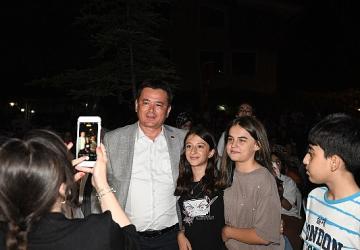 Başkan Aydın, Güneştepe'de çocuklarla açık hava sinemasında buluştu