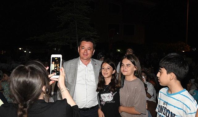 Başkan Aydın, Güneştepe'de çocuklarla açık hava sinemasında buluştu