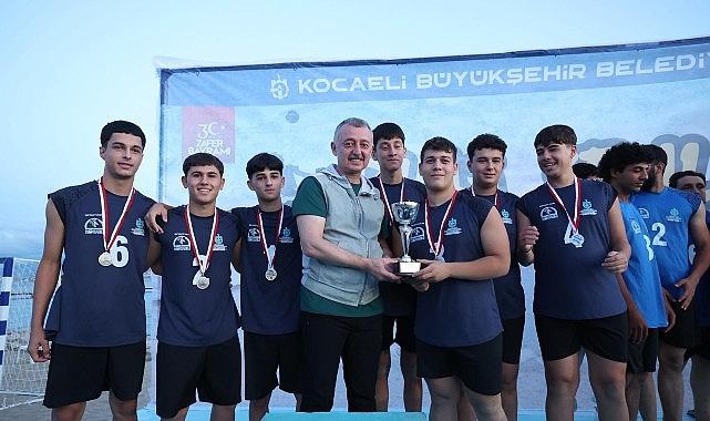Başkan Büyükakın, gençlerin enerjisine ortak oldu; Plaj Şenlikleri Sekapark'ta başladı