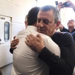 CHP Genel Başkanı Özgür Özel, ev hapsindeki Tutdere’yi ziyaret etti: 'Ayağından eve kelepçelenmesi tam bir akıl tutulması'