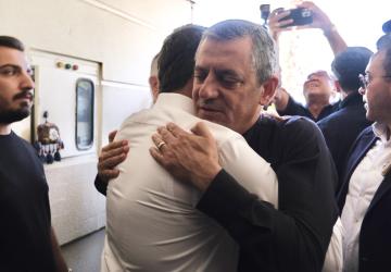 CHP Genel Başkanı Özgür Özel, ev hapsindeki Tutdere’yi ziyaret etti: 'Ayağından eve kelepçelenmesi tam bir akıl tutulması'