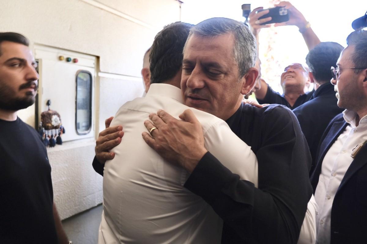 CHP Genel Başkanı Özgür Özel, ev hapsindeki Tutdere’yi ziyaret etti: 'Ayağından eve kelepçelenmesi tam bir akıl tutulması' CHP Genel Başkanı Özgür Özel, ev hapsindeki Tutdere’yi ziyaret etti: 'Ayağından eve kelepçelenmesi tam bir akıl tutulması'