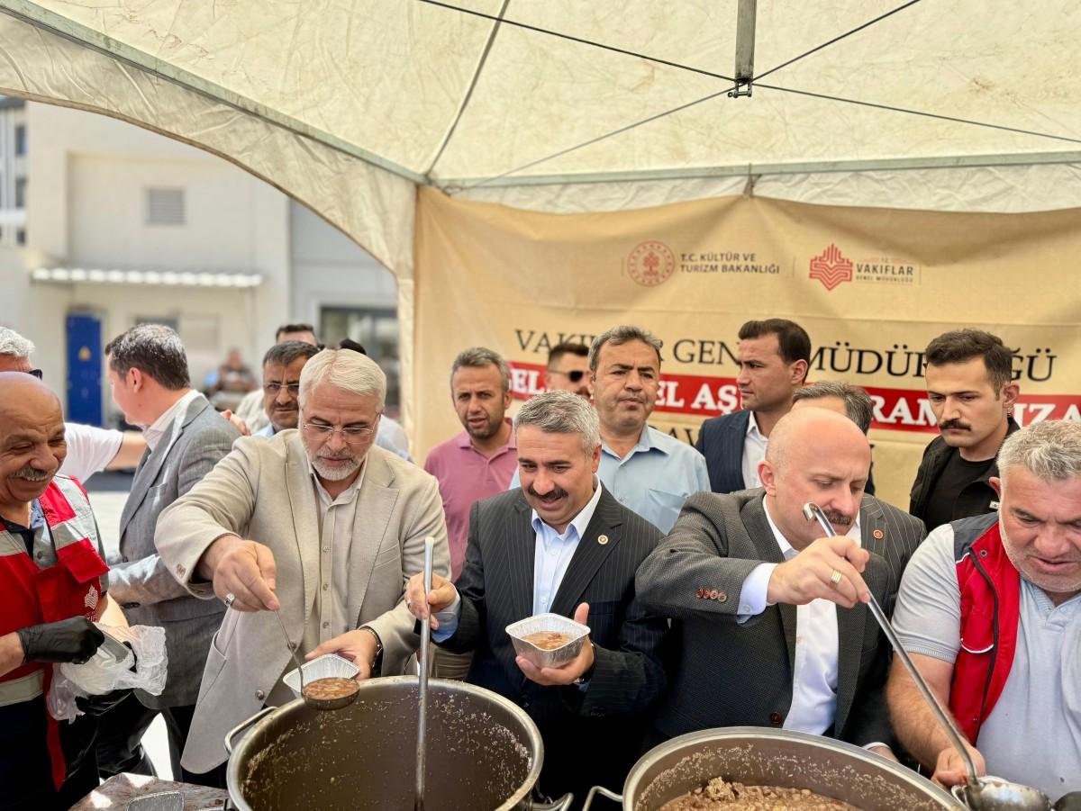 Adıyaman’da geleneksel aşure etkinliği yoğun katılımla gerçekleştirildi Adıyaman’da geleneksel aşure etkinliği yoğun katılımla gerçekleştirildi