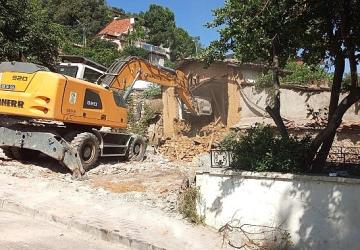 Tehlike saçan metruk binalar yıkıldı