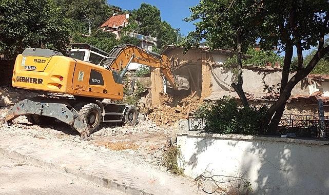 Tehlike saçan metruk binalar yıkıldı Tehlike saçan metruk binalar yıkıldı