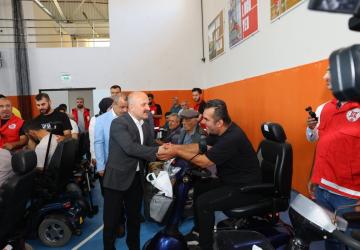 Adıyaman’da engelli vatandaşlara akülü sandalye desteği