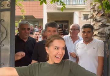 Elektronik kelepçe çıkartıldı, Başkan Tutdere eşi ile kapı önüne çıktı: 'Hak, hukuk, adalet' sloganları yükseldi - Videolu Haber