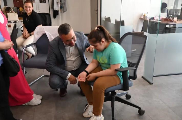 Manisa’dan Özel Bireyler İçin Akıllı Bileklik Desteği