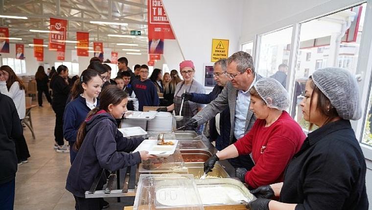 Ayvalık'ta Öğrenci Kent Lokantasında 3 Çeşit Yemek 30 Lira
