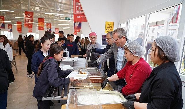 Ayvalık'ta Öğrenci Kent Lokantasında 3 Çeşit Yemek 30 Lira Ayvalık'ta Öğrenci Kent Lokantasında 3 Çeşit Yemek 30 Lira