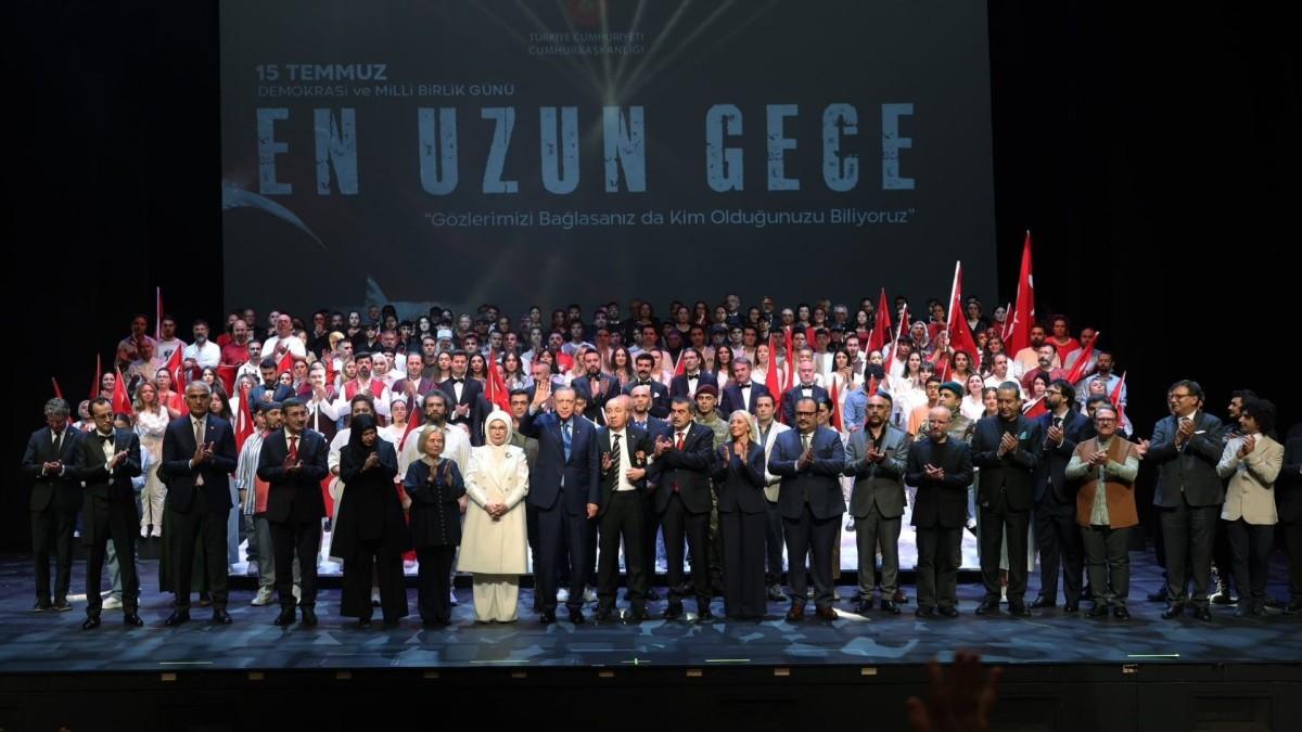 Erdoğan ‘En Uzun Gece’ temsiline katıldı: 15 Temmuz’un destanı sahnede anlatıldı Erdoğan ‘En Uzun Gece’ temsiline katıldı: 15 Temmuz’un destanı sahnede anlatıldı