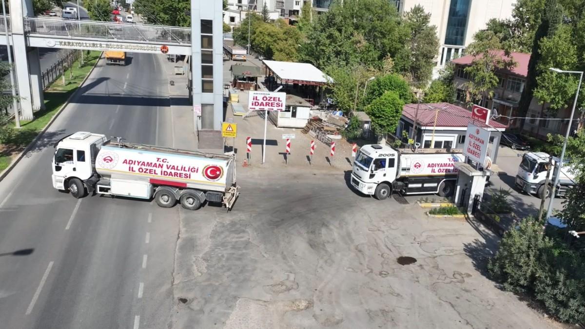 Vali Dr. Osman Varol’un talimatıyla kent merkezinde sulama çalışmaları başlatıldı - Videolu Haber Vali Dr. Osman Varol’un talimatıyla kent merkezinde sulama çalışmaları başlatıldı - Videolu Haber