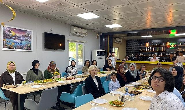 Beyaz Kalpler'de mezuniyet sevinci Beyaz Kalpler'de mezuniyet sevinci